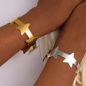 Gepolijste 18K roestvrijstalen C-vormige armband met uitgesneden sterren design