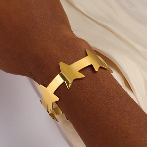 Gepolijste 18K vergulde roestvrijstalen open C-vormige armband met ster ontwerp
