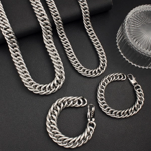 Ensemble de bijoux en acier inoxydable poli avec chaînes gourmettes sur cuir noir intense