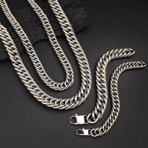 Détails des colliers et bracelets à mailles gourmettes en acier argenté sur cuir noir