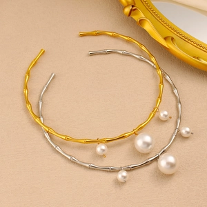Détail de colliers en bambou dorés et argentés avec d'élégants pendentifs en perles