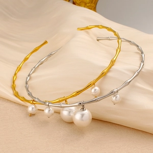Détails macro des colliers style bambou avec perles élégantes en finitions dorée et argentée