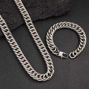 Gros plan de la chaîne cubaine et du bracelet en acier inoxydable sur cuir noir