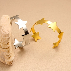 Detailopname van de open armbanden van 18K roestvrij staal met een ster-vormig geometrie