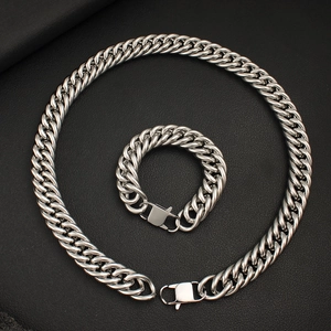 Vue détaillée d'un ensemble collier et bracelet en acier inoxydable poli pour hommes