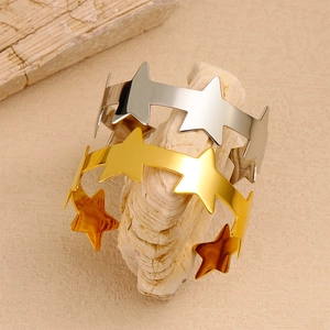 Detail van 18K roestvrijstalen stervormige C-armbanden in goud- en zilverafwerking