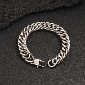 Détail macro d'un bracelet gourmette en acier inoxydable argenté avec grand fermoir