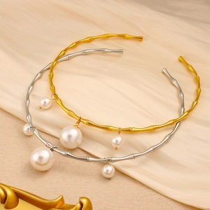 Détail de colliers texture bambou dorés et argentés avec des perles élégantes