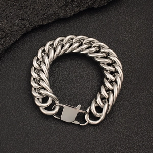 Vue détaillée du bracelet gourmette en acier inoxydable avec un fermoir mousqueton
