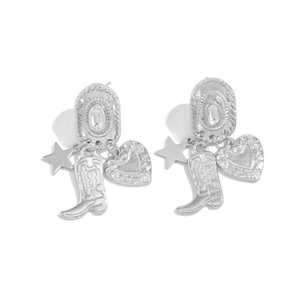 Primer plano de pendientes estilo Western con colgantes de estrella, bota y corazón