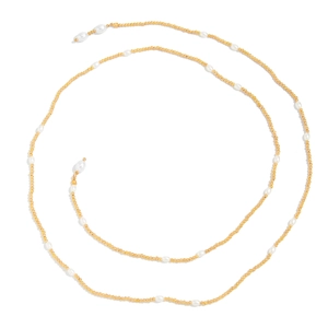 Detail van elegante lange parelketting met kleine gouden metalen kralen en sluiting