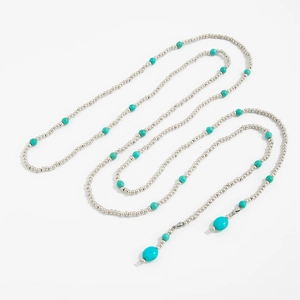 Detail van lange parelketting met turquoise kralen en ovale turquoise hangers