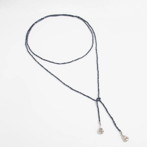 Macro van de CCB zilveren kralenketting met onregelmatige druppelvormige hangers