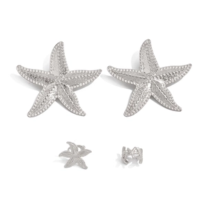 Makro-Detail von silbernem Seestern-Schmuckset mit strukturierter Oberfläche und Ear Cuff