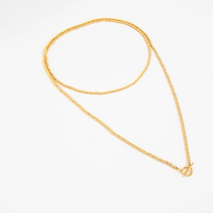 Detailopname van een gouden kralenketting met een decoratieve en functionele OT-sluiting