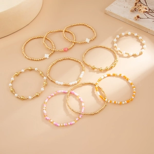 Détail d'un lot de 10 bracelets bohèmes avec perles fantaisie et breloques croix