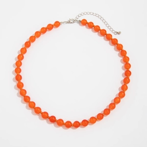 Détail du collier à perles orange avec fermoir mousqueton argenté et extension