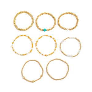 Détail du lot de 8 bracelets bohèmes en perles avec pendentifs croix et perles nacrées