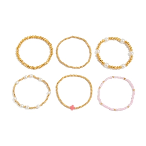 Détail du lot de 6 bracelets bohèmes avec perles dorées et pendentif croix en acrylique