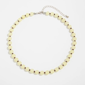 Gros plan du collier de perles vintage avec perles jaunes et fermoir argenté ajustable