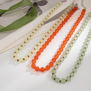 Trois colliers de perles de verre translucides jaune orange et vert avec fermoir en métal