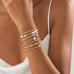 Ensemble de bracelets bohèmes avec perles nacrées, billes dorées et pendentifs de croix