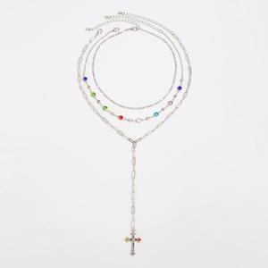 Dettaglio della collana a tre strati in argento con strass colorati e croce
