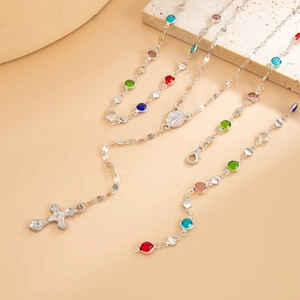Dettaglio catena rosario argento con cristalli multicolore e ciondolo croce