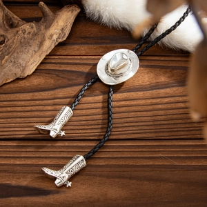 Detailansicht der Western Bolo Tie mit Cowboyhut-Schnalle und Stiefelspitzen