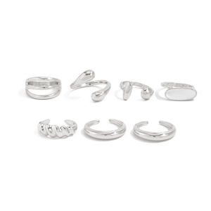 Vue détaillée de sept bagues ouvertes minimalistes en argent avec texture de lave