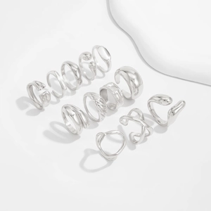 Détail d'un ensemble de 11 bagues argentées effet lave et bijoux d'oreilles épurés