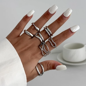 Gros plan sur les bagues en métal liquide argenté avec un style empilable tendance