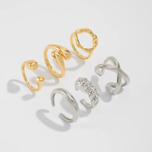 Détails d'un ensemble de bagues en métal liquide style lave en or et argent poli