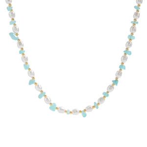 Detailopname van de handgemaakte ketting met onregelmatige parels en blauwe natuursteen