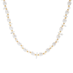 Detail van bohemian halsketting met barokke parels, gouden kralen en heldere steentjes