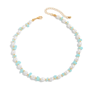 Bohemian kralenketting met witte parels en blauwe onregelmatige stenen met gouden sluiting