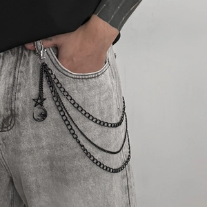 Catena per pantaloni punk nera a tre strati con ciondoli a stella luna e teschio