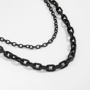 Dettaglio della catena da vita gotica nera a doppio strato con maglie lucide di diverse misure
