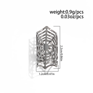 Macro-opname van spinnenweb oorklem met gewicht van 0,9g en maat 2,2cm in de gothic stijl