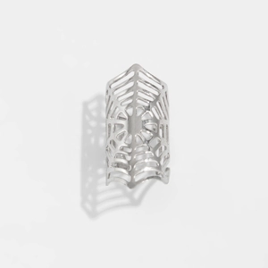 Macro-detail van de zilveren spinnenwebring met een ingewikkeld gotisch uitgesneden ontwerp
