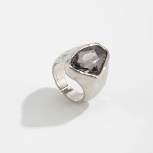 Dettaglio anello martellato argento vintage con grande pietra nera in acrilico sfaccettata