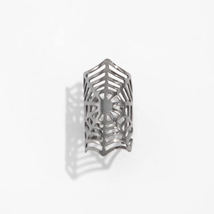 Macro detail van gotische spinnenweb ring met donkere gunmetal afwerking en diepe schaduw