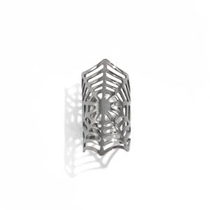 Gothic spinnenweb ring in antiek zilveren afwerking met hol metalen ontwerp