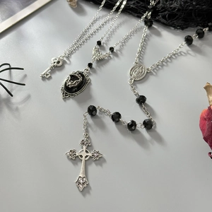 Collezione di collane gotiche con ciondoli a pipistrello, croce e chiavi scure