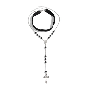 Set choker gotico e collana con perline e ciondolo a croce d'argento su sfondo bianco