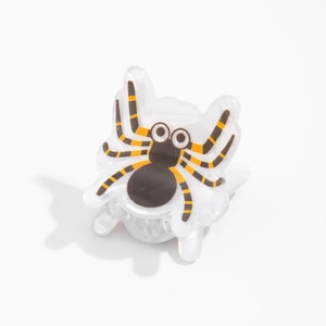 Détail d'une pince à cheveux d'araignée d'Halloween créative avec une texture de haute qualité