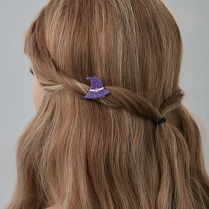 Détail de la pince à cheveux chapeau de sorcière violet pailleté sur le mannequin