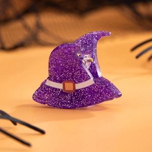 Détail macro d'une pince à cheveux chapeau de sorcier violette à paillettes pour Halloween