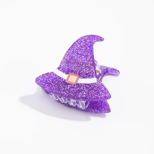Détail d'une pince à cheveux chapeau de sorcière violet avec paillettes et boucle orange