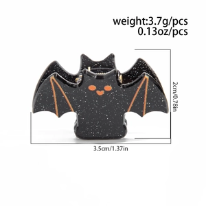 Détail d'une mini pince à cheveux chauve-souris, taille 3,5x2cm et poids 3,7g